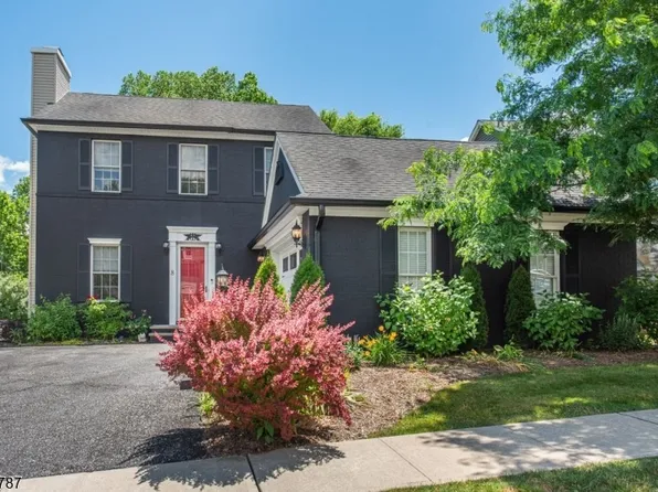 8 Bluffs Ct, Hamburg Boro, NJ 07419