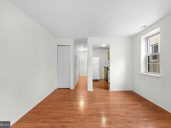 4th image of 234 Bainbridge St #D