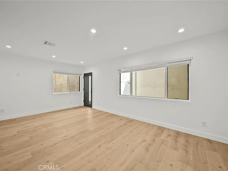 11488 Burbank Blvd — Photo 12