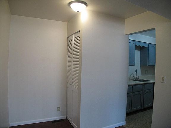 4th image of 612 W High St #105