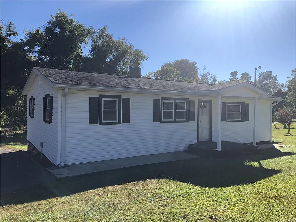3 bed, 1.0 bath, $1,200 — Photo 1