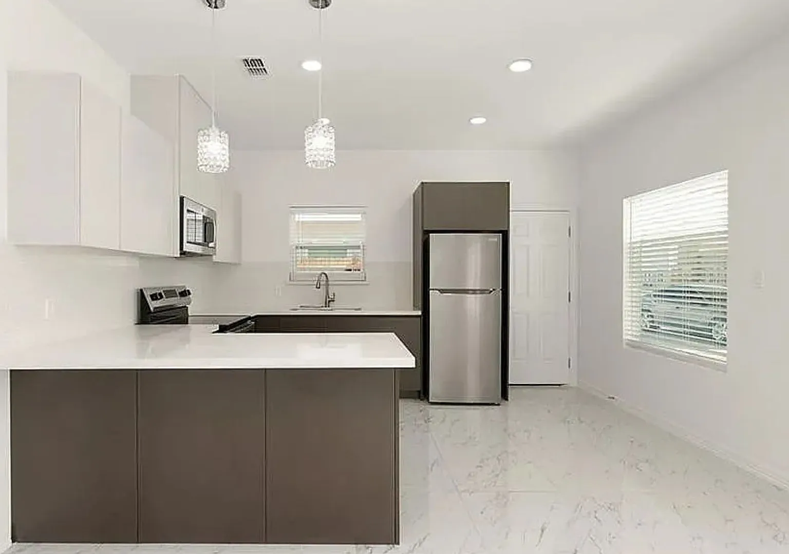 3 bed, 1075 sqft, $1,300 — Photo 3