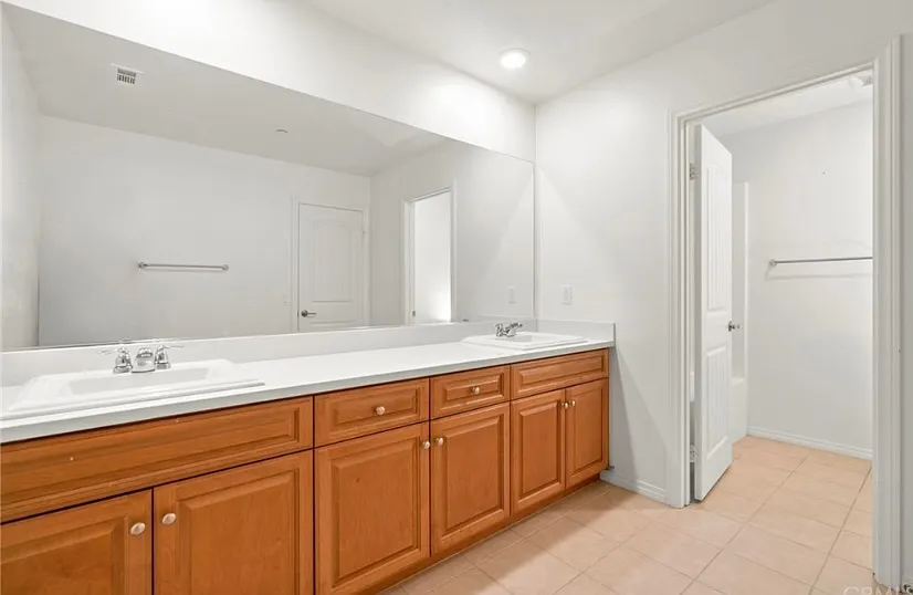 6 bed, 4288 sqft, $1,099 — Photo 3