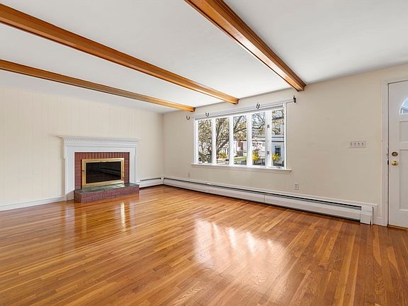 5th image of 4 Spring Ct