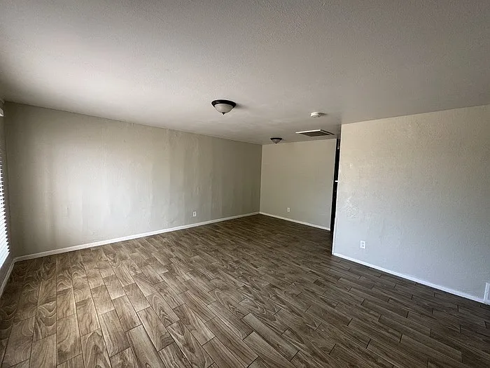 4738 N 47th Ave — Photo 3