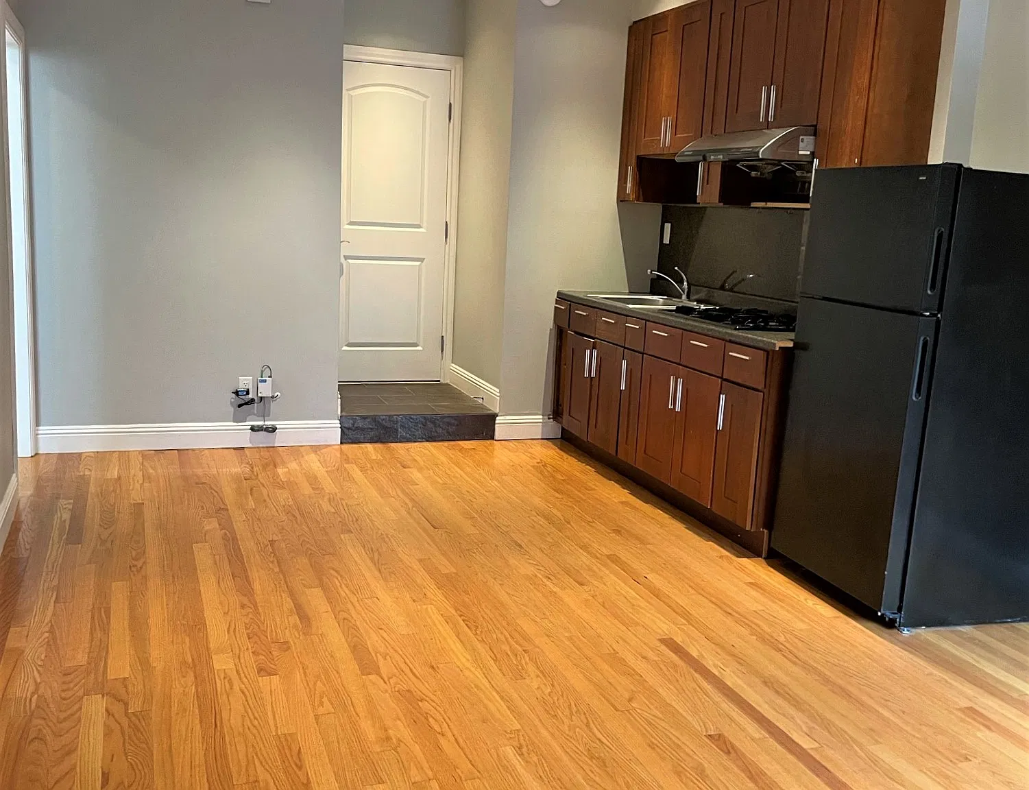 2 bed, 700 sqft, $3,850 — Photo 2