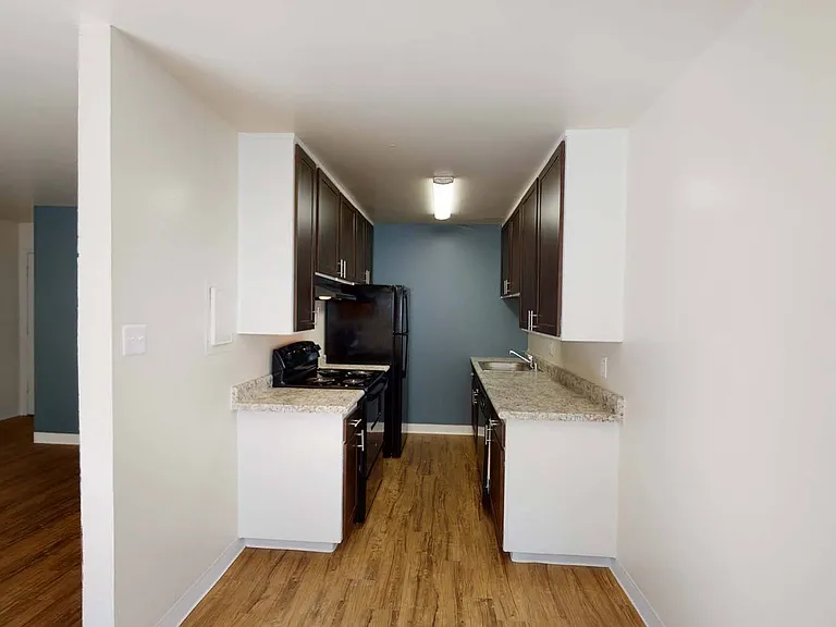 Bay Terrace — Photo 34