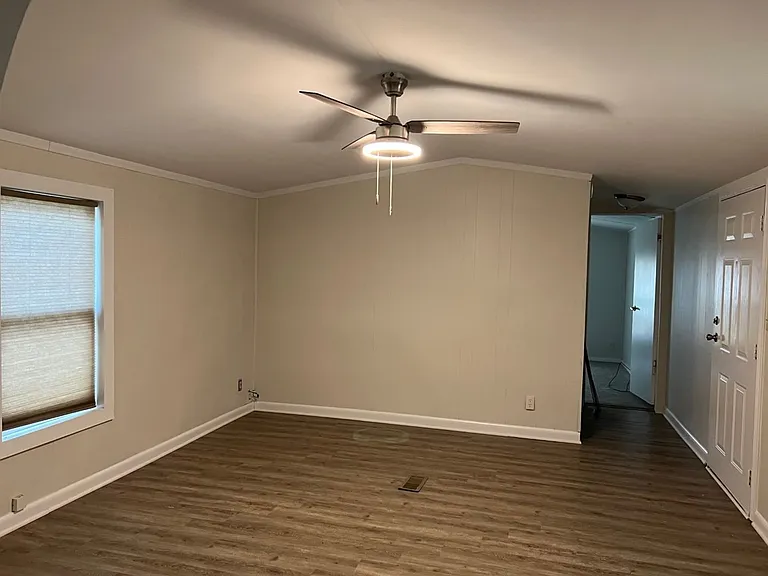 138 Sutton Ct — Photo 3