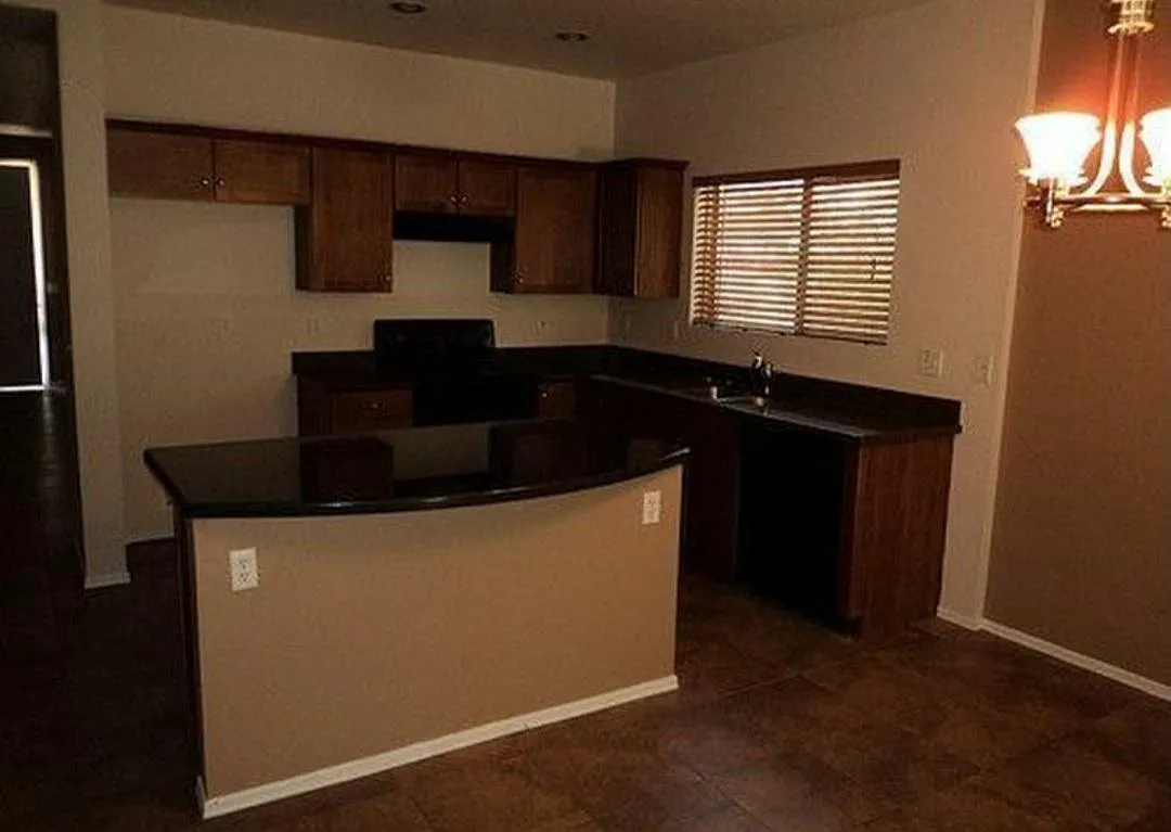 4 bed, 1952 sqft, $2,100 — Photo 4