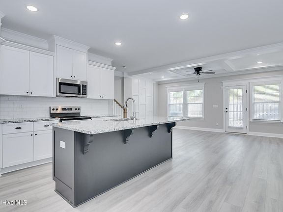 3rd image of 1062 Linsmore Avenue