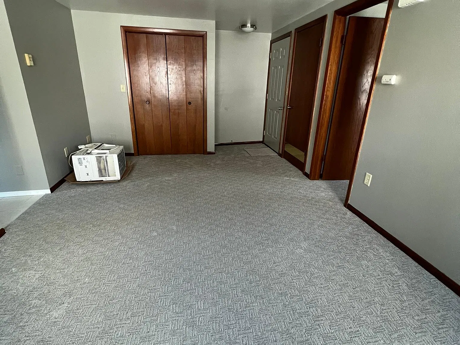 1 bed, 900 sqft, $1,050 — Photo 4