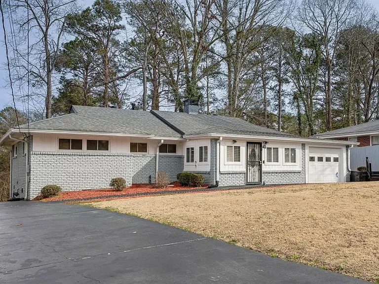 1944 Cindy Dr — Photo 2