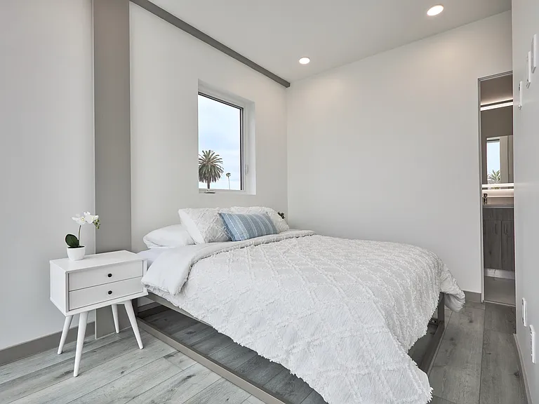 2929 S La Brea Ave — Photo 38
