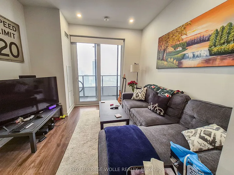 15 Wellington St S #2504 — Photo 3