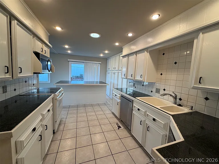 3925 E 60th Pl — Photo 5