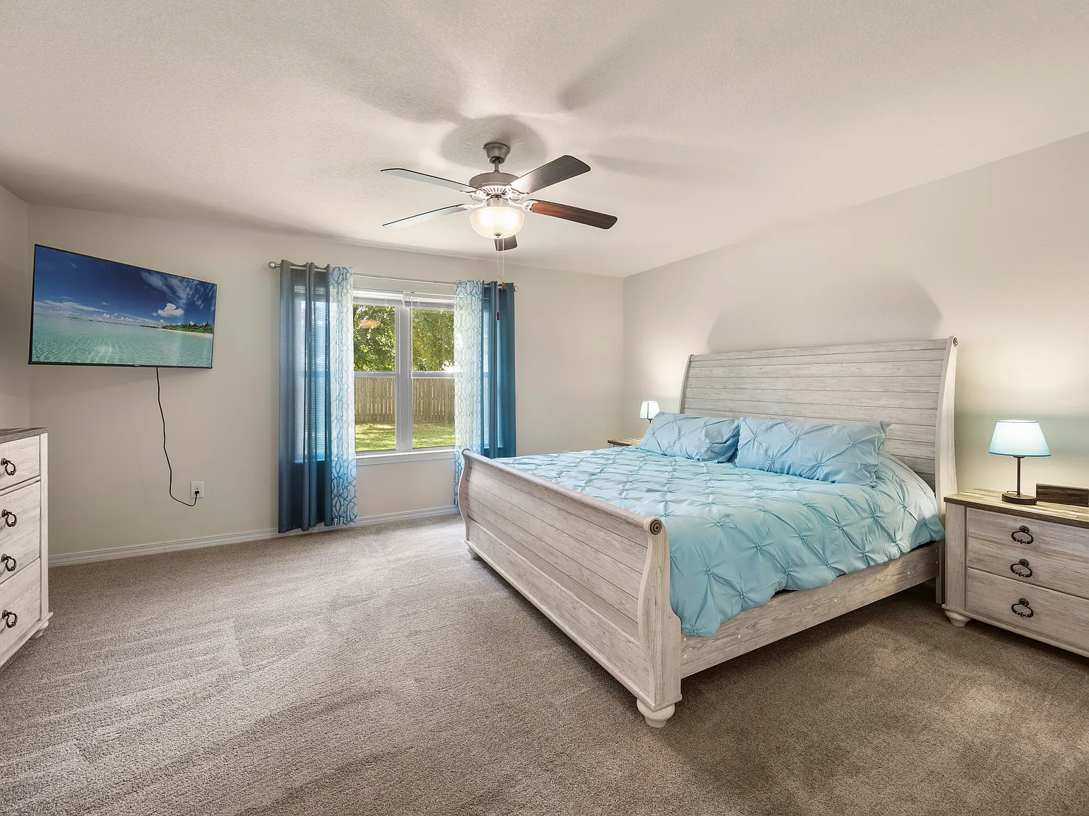 4 bed, 2063 sqft, $4,000 — Photo 1