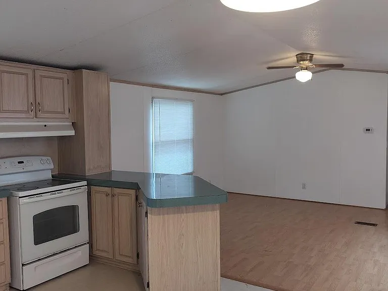 305 Woods Ln — Photo 6