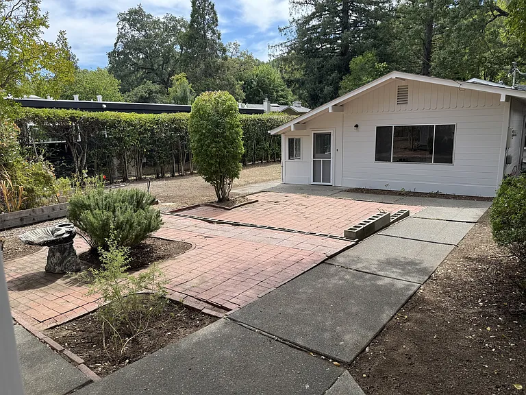 221 The Alameda — Photo 35
