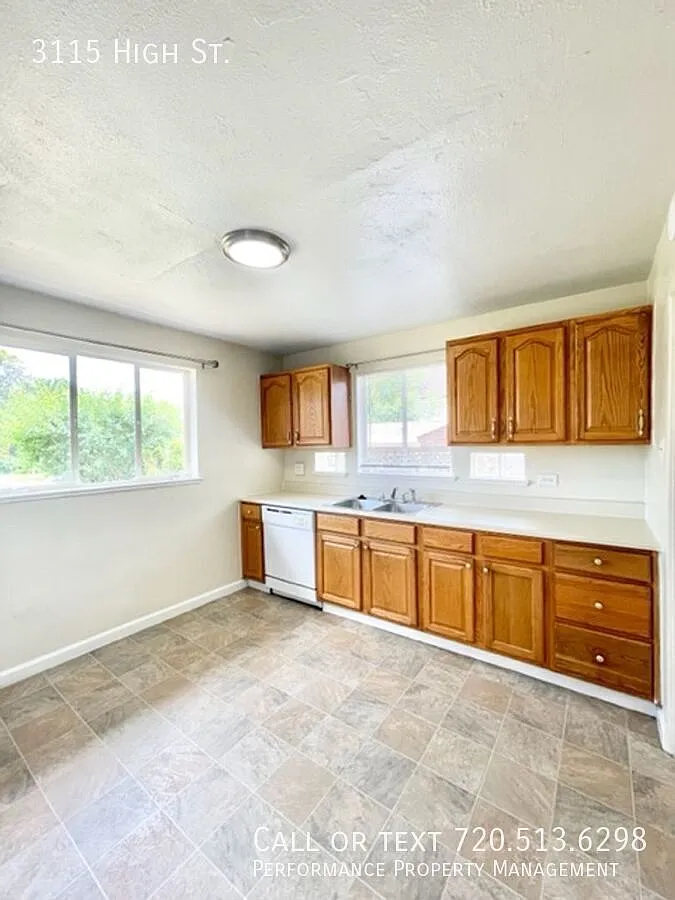 Spacious Four Bedroom 2 Bathroom With BONUS Room — Photo 4