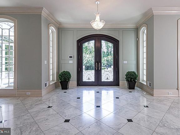 4th image of 20 Leonard Ct