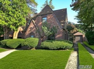 11 Parkwood Ct, Rockville Centre, NY 11570