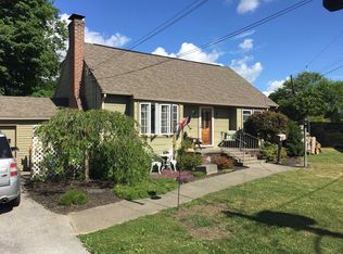 15 Horseshoe Dr, Hyde Park, NY 12538