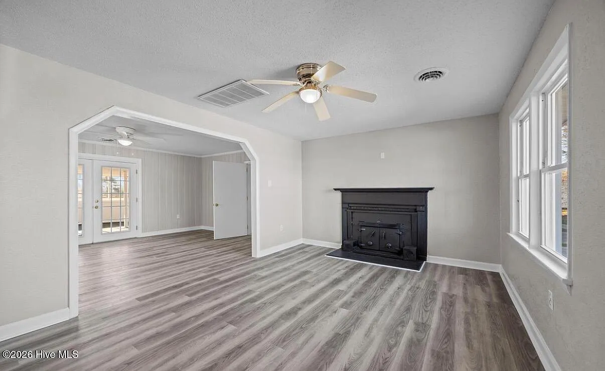 4 bed, 2.5 bath, $2,300 — Photo 3