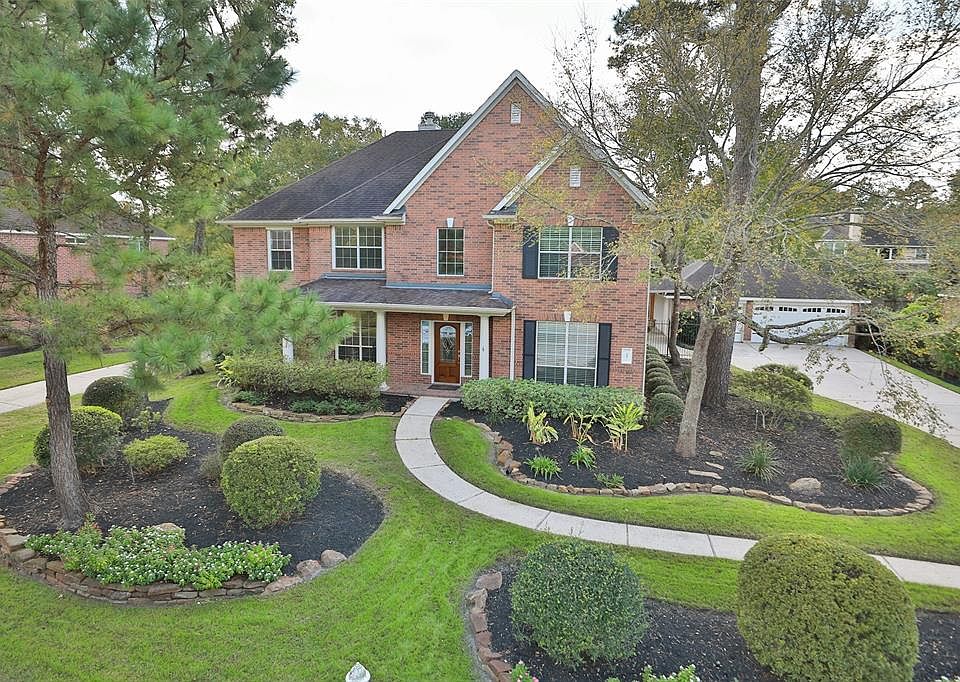 Gorgeous 5 bedroom, 3.5 bath home with oversize 3 Car Garage, Pool/Spa/Firepit and Generator!