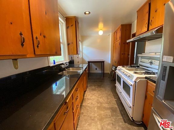 3rd image of 21022 Valerio St