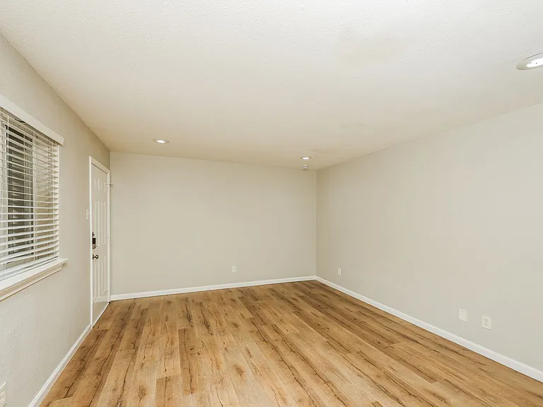 Reiger Park Apartments — Photo 13