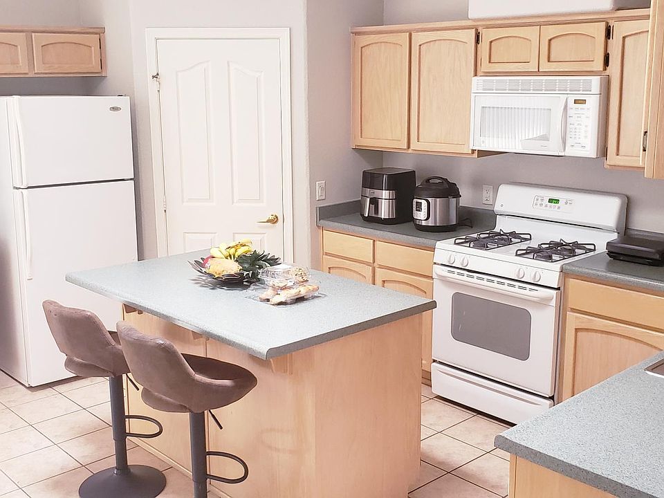 Kitchen w/island new regrig, microwave