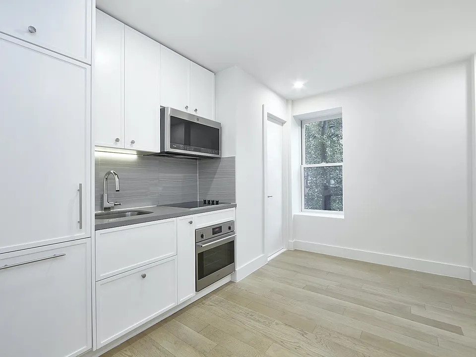236 W 10th St #3