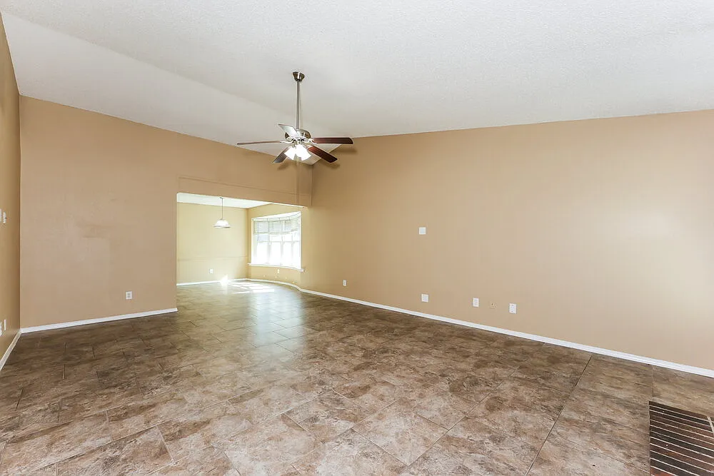 3 bed, 2.0 bath, 1569 sqft, $2,060 — Photo 4