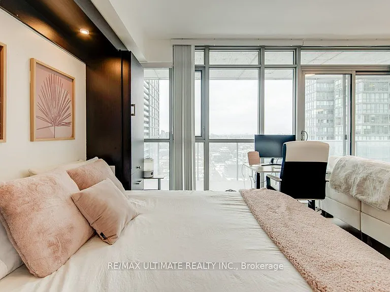 375 King St W #2710 — Photo 17