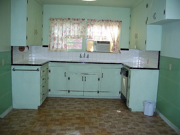 2nd image of 4608 Lake Park Dr