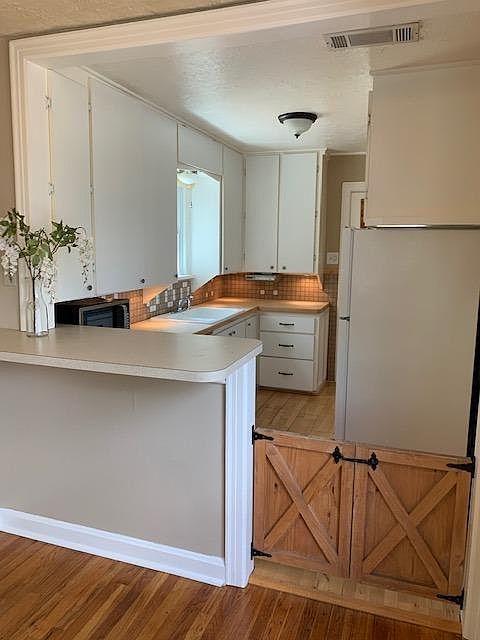 2nd image of 902 S Fannin St