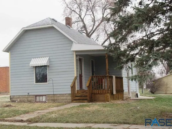 117 S Church Ave, Hills, MN 56138
