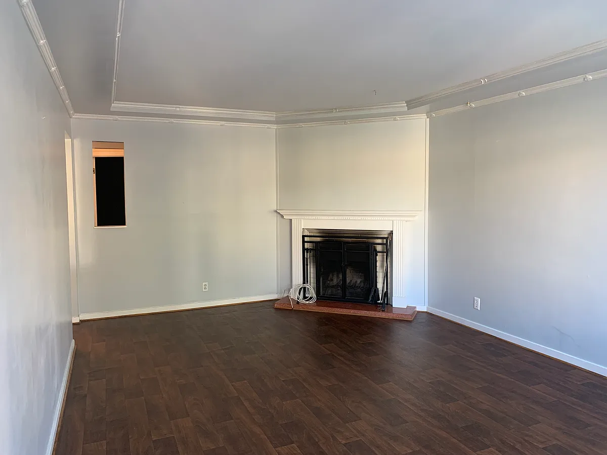 Living room (without furniture) - 779 Foerster St