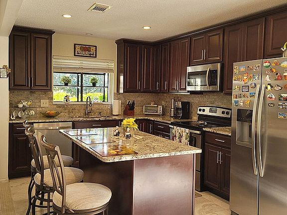 3rd image of 475 Holbrook Ct
