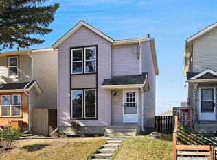 128 E Castlegreen Close NE, Calgary, AB T3J1Y6