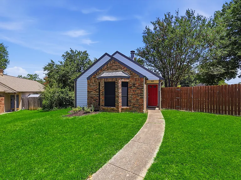 102 Pinyon Ln — Photo 1