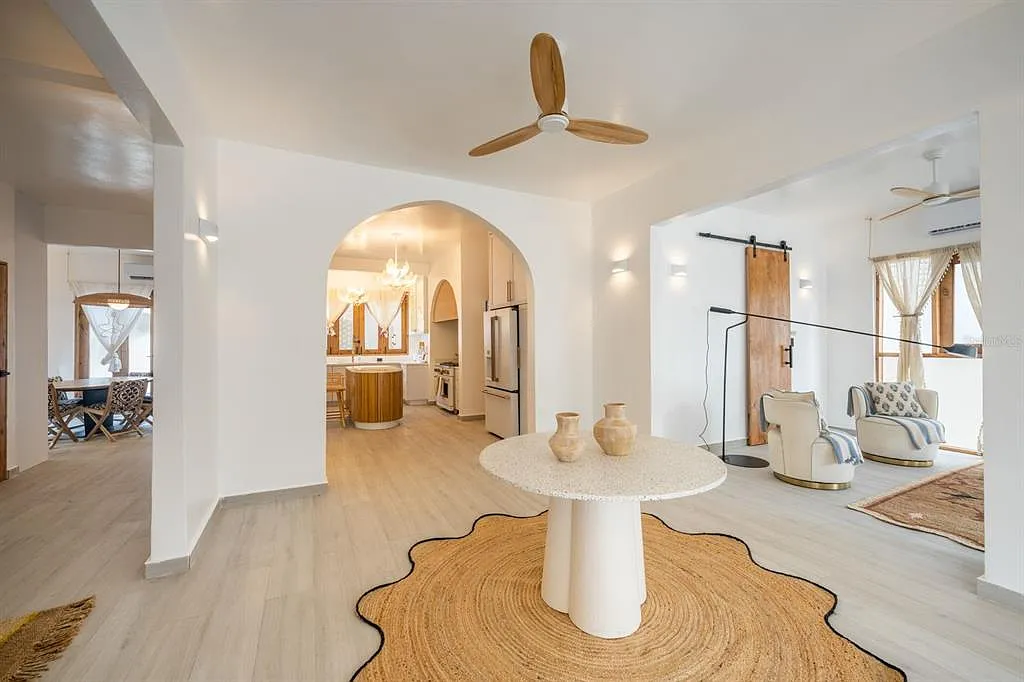 9 bed, 11.5 bath, 6500 sqft, $29,000 — Photo 3