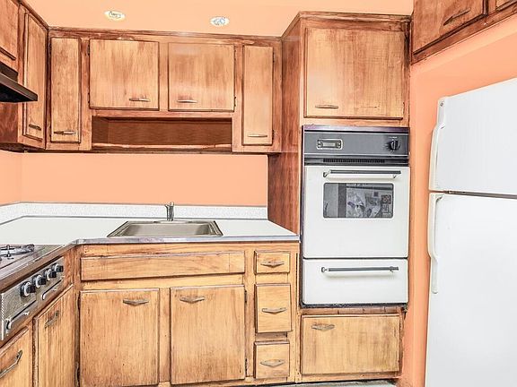 5th image of 3039 Ely Avenue