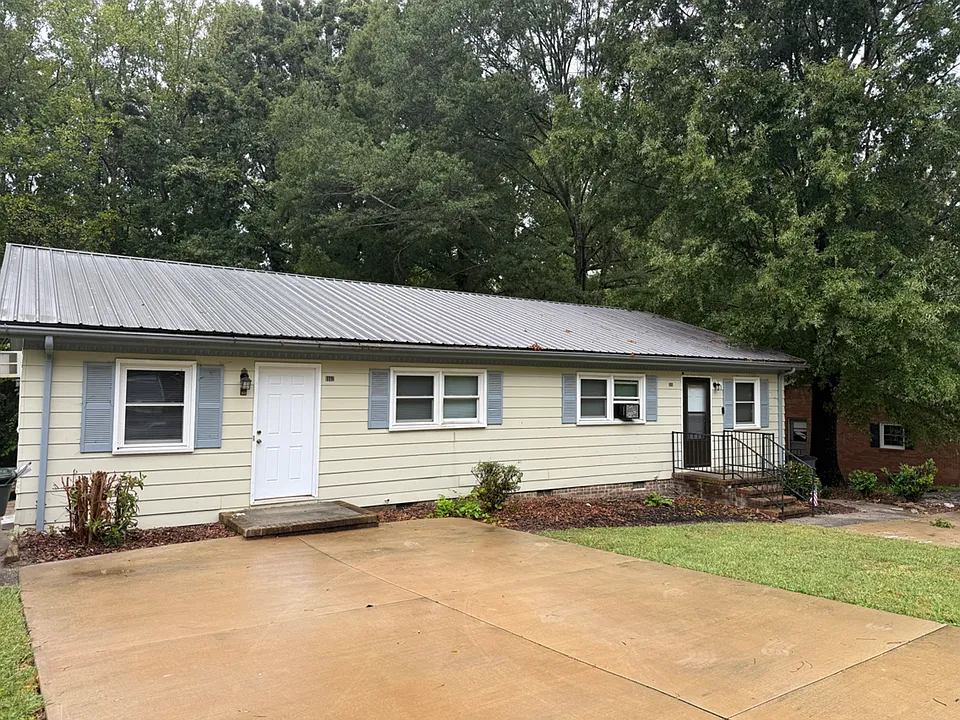 1102 Uwharrie St