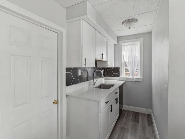 11 Leverett St, Lowell, MA 01851