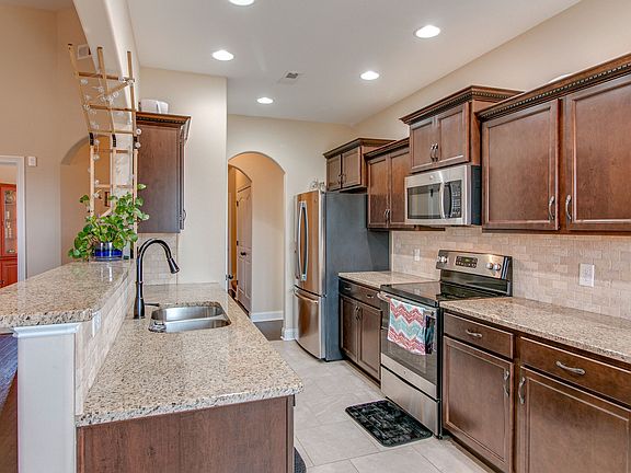4th image of 748 Lillian Grace Dr