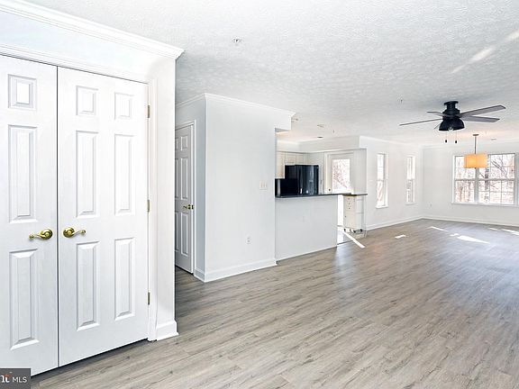 5th image of 629 Admiral Dr Unit 206