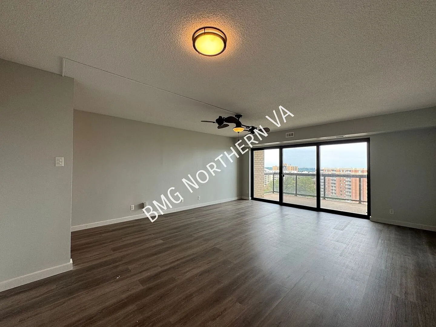 Bright and Spacious 2 Bed 1 Bath Condo With Large Balcony In Vibrant Watergate At Landmark — Photo 4