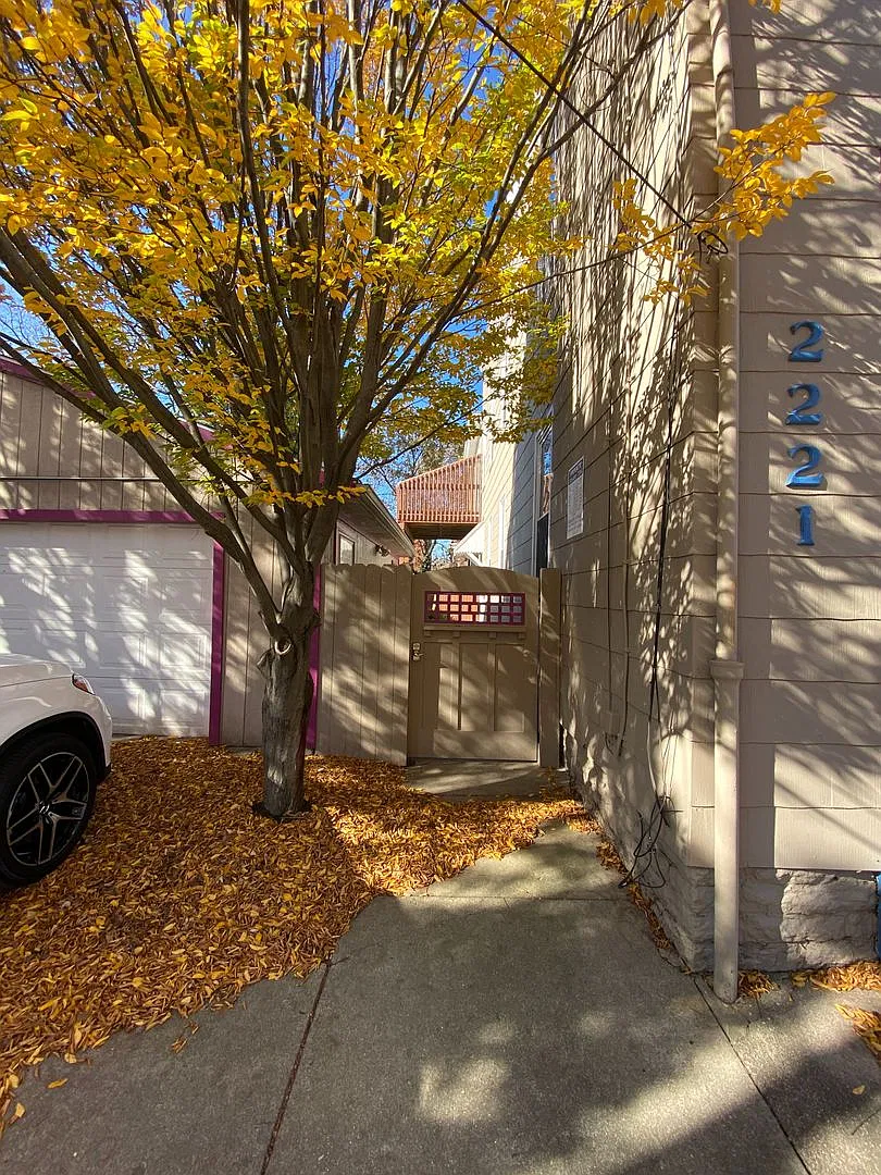 2221 Victor Rental — Photo 3