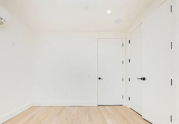 4th image of 260 Gold St APT 414